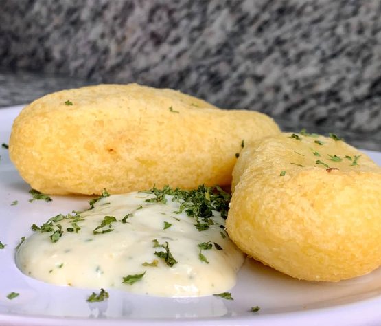 Receta para carimañolas rellenas de carne molida y salsa de mayonesa con ajo