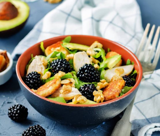 Ensalada crujiente de queso de cabra, mora, rúcula, pollo y aguacate