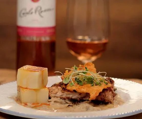 Pierna pernil de pollo con cubos de papa y salsa de champiñones