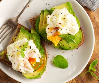 tostadas-de-aguacate-con-huevos-contenidos-sabor-usa