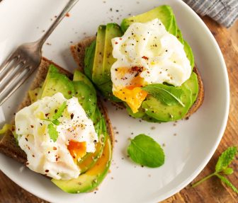 tostadas-de-aguacate-con-huevos-contenidos-sabor-usa