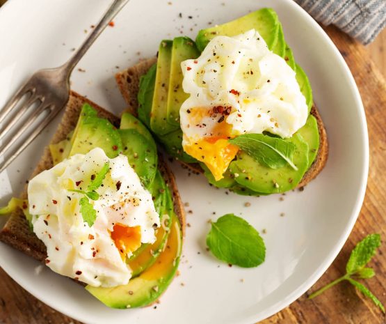 Tostadas de aguacate con huevos cocidos