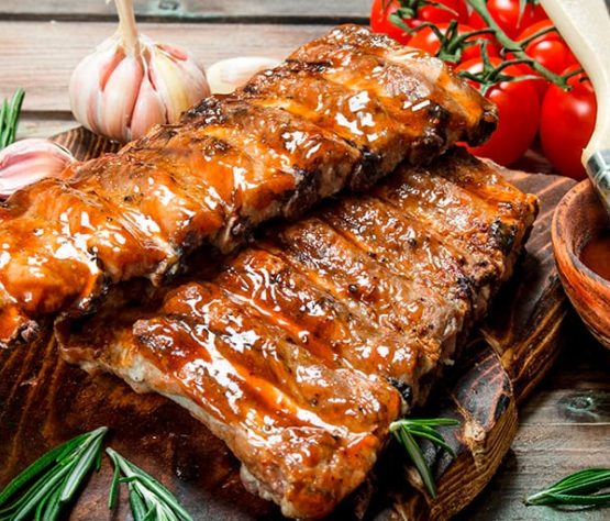 Costillas a la plancha con salsa de tomate, ajo y romero