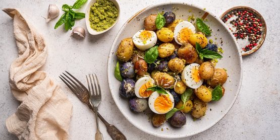 Ensalada de papas, huevo y pesto