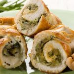 Rollo de pavo relleno con perejil, queso y romero