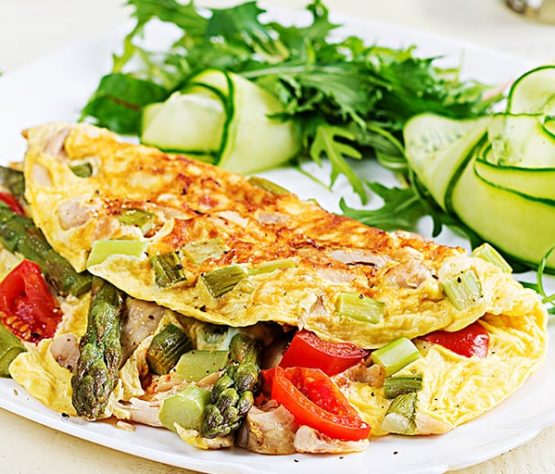 Tortilla de huevo con pollo, tomates y espárragos
