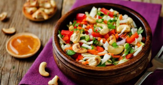 Ensalada de Repollo, zanahoria, Pimentones rojos y pepitas de marañón