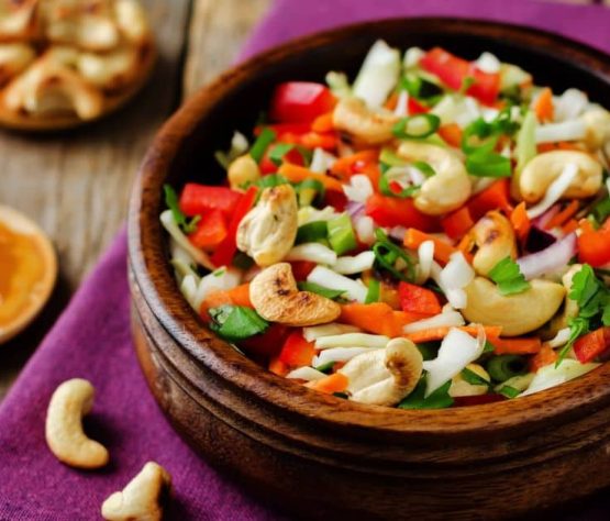 Ensalada de Repollo, zanahoria, Pimentones rojos y pepitas de marañón