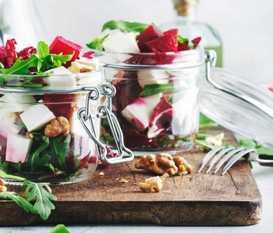 Ensalada crujiente de mora con nuez