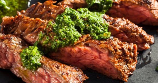 Entraña al chimichurri con papas a la cebollina