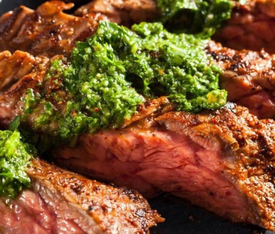Entraña al chimichurri con papas a la cebollina