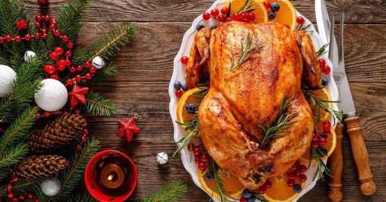 Pavo entero asado con mantequilla de hierbas y cítricos