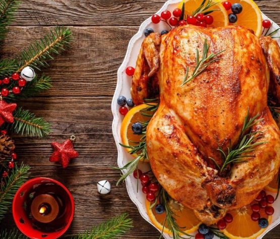 Pavo entero asado con mantequilla de hierbas y cítricos