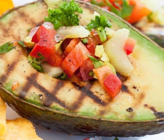 Aguacate a la Parrilla con Pico de Gallo
