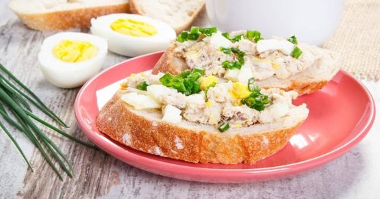 Baguete con pasta de pescado y atún
