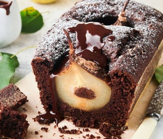 Bizcocho de chocolate con peras horneadas