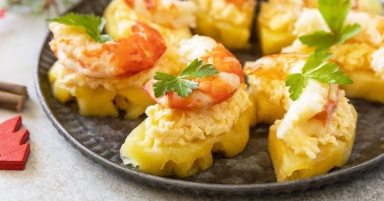 Camarones en piña con relleno de queso