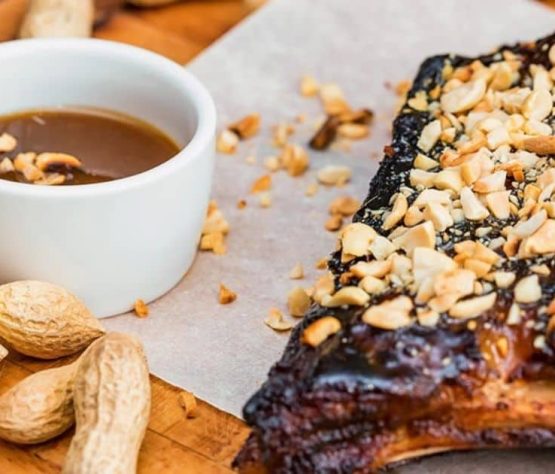 Costillas de cerdo a la parrilla en salsa BBQ y maní