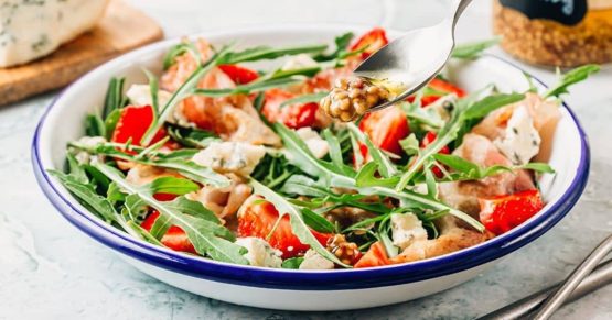 Ensalada de fresas con tocino y queso azul