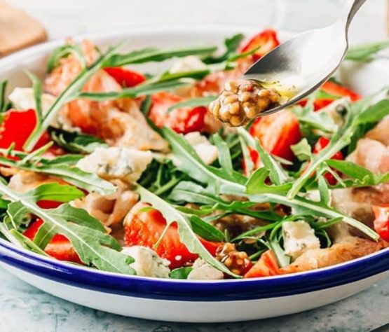 Ensalada de fresas con tocino y queso azul