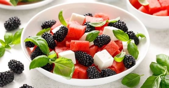 Ensalada de sandía con queso feta, moras y albahaca
