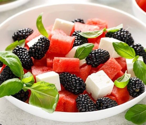 Ensalada de sandía con queso feta, moras y albahaca