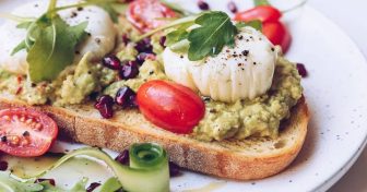 huevos-escalfados-con-aguacate-foto-contenidos-sabor-usa