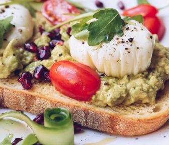 huevos-escalfados-con-aguacate-foto-contenidos-sabor-usa