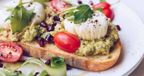Huevos Escalfados con Aguacate, Tomate Cherry y Arúgula