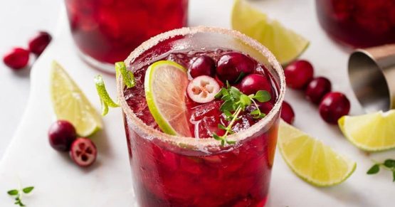 Margarita navideña con arándanos y limón
