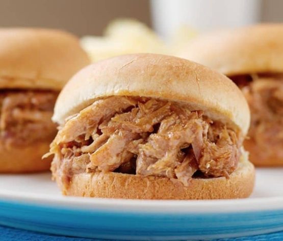 Mini hamburguesas de cerdo desmenuzado en barbacoa y cebolla caramelizada