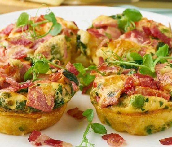 Muffins de huevo horneado con tocino y espinaca