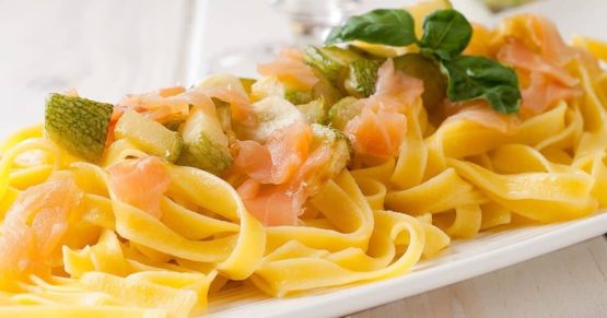 Pasta con salsa de salmón y crema