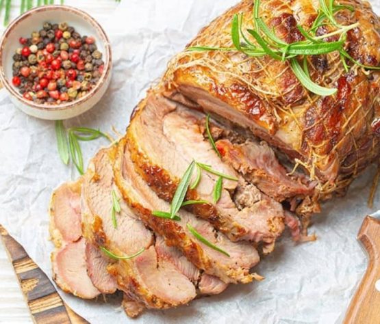 Pavo enrollado con hierbas y especias