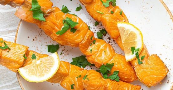 Pinchos de Salmón con Limón y Perejil