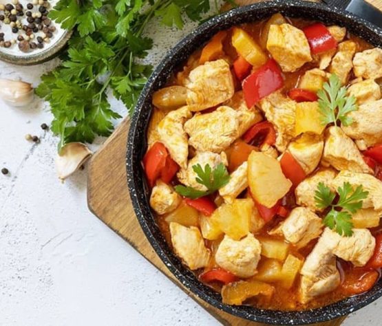 Pollo con piña y pimientos