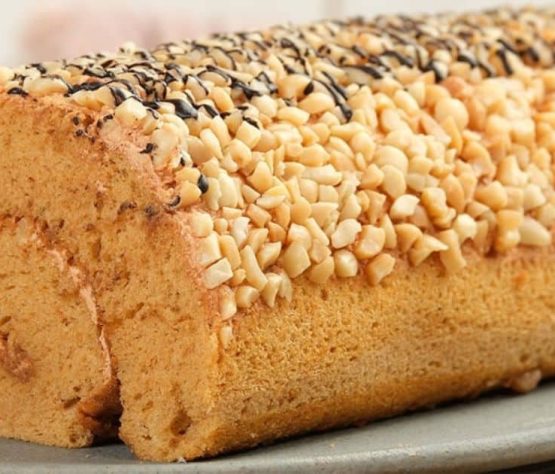 Rollo de moca cubierto con maní