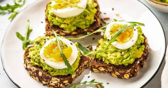Sándwich de pan integral con aguacate y huevo