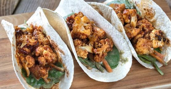 Tacos de coliflor asado en salsa BBQ