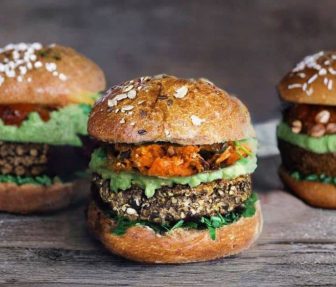 hamburguesa-vegana-de-garbanzos-y-quinoa-foto-contenidos-sabor-usa