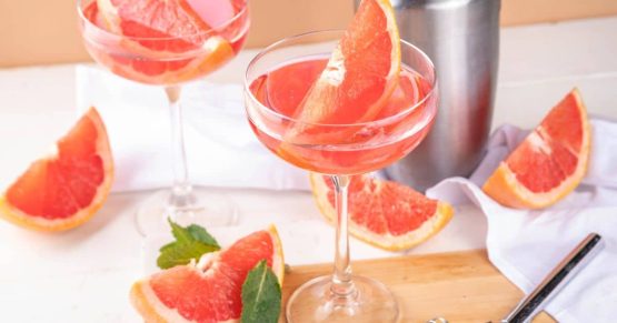 Martini de toronja roja y albahaca