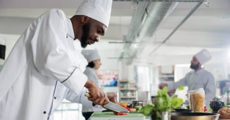 por-que-los-chefs-usan-gorros-altos-foto-contenidos-sabor-usa