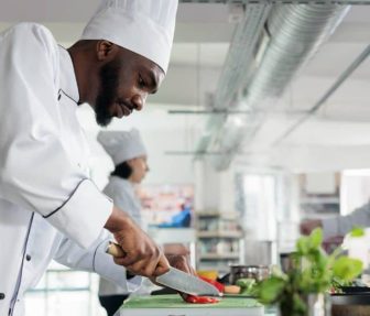 por-que-los-chefs-usan-gorros-altos-foto-contenidos-sabor-usa