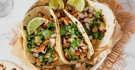 Tacos de pollo con salsa de mango