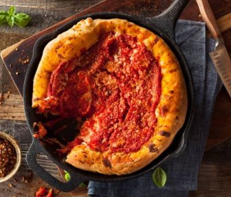 deep-dish-pizza-estilo-chicago-receta-sabor-usa