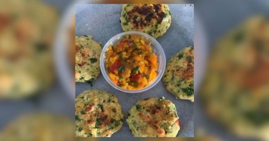 Arepitas saludables de garbanzo con salsa de mango