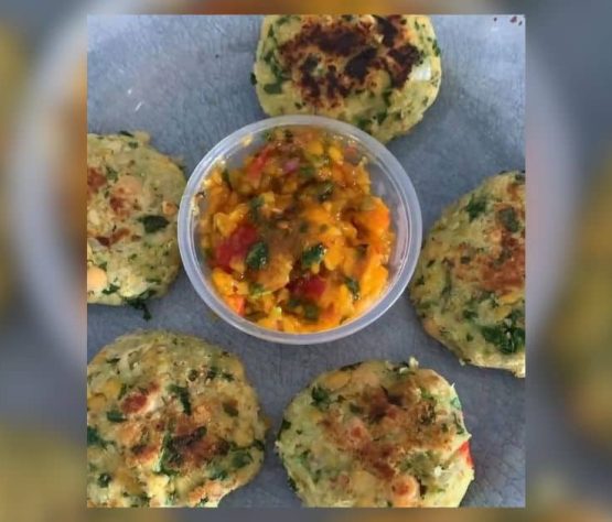 Arepitas saludables de garbanzo con salsa de mango