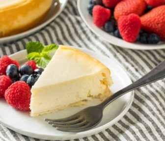 cheesecake-de-fresa-y-arandanos-sabor-usa