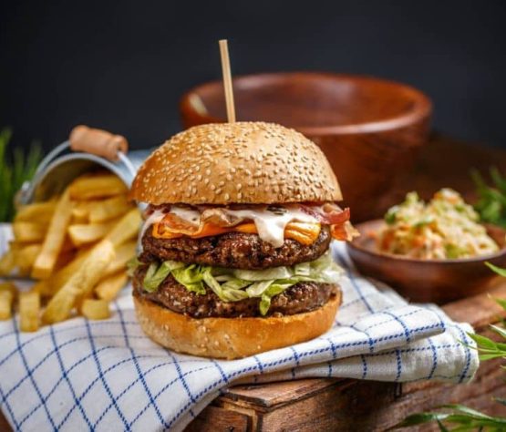 Hamburguesa con chorizo tableño