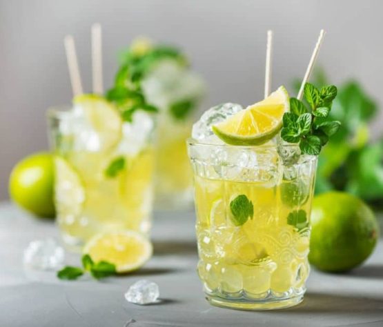 Té frío de menta, manzana y limón
